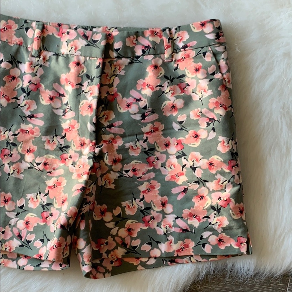 White House Black Market | floral the 5” short - Picture 3 of 13